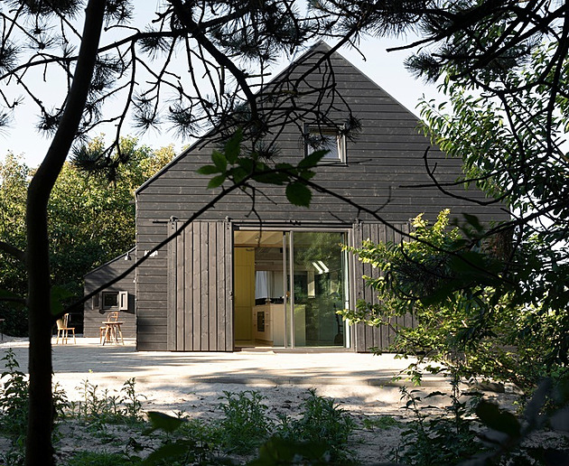 Chtěli stavět vilku. Úředníci jim nařídili černou fasádu a sedlovou střechu