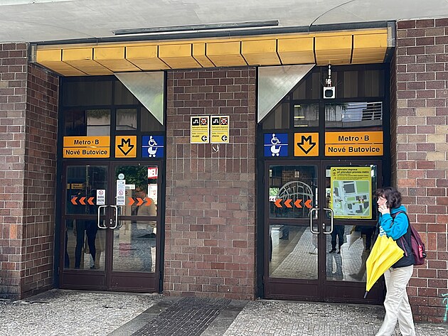 Snmek vchodu do praskho metra Nov Butovice na lince B. 