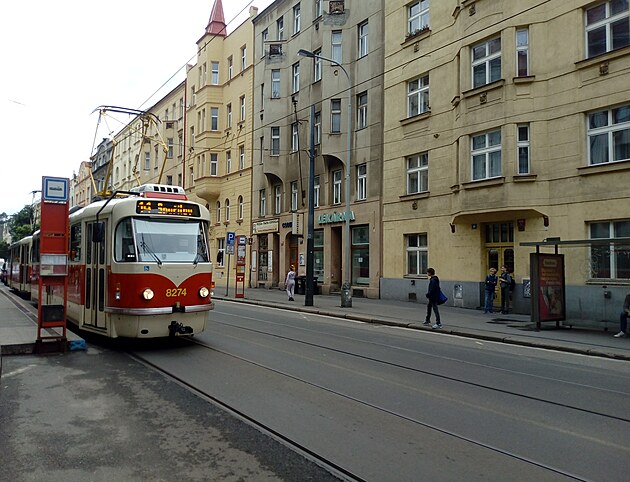 <p>Rekonstruovaná tramvaj původní řady T3 č. e. 8274 na částečně nízkopodlažní, dnes spatřena u zastávky Svatoplukova linka č.14 v novém nátěru po rekonstrukci informačního systému. Je to jedna z posledních tramvají v obnoveném tradičním nátěru</p>