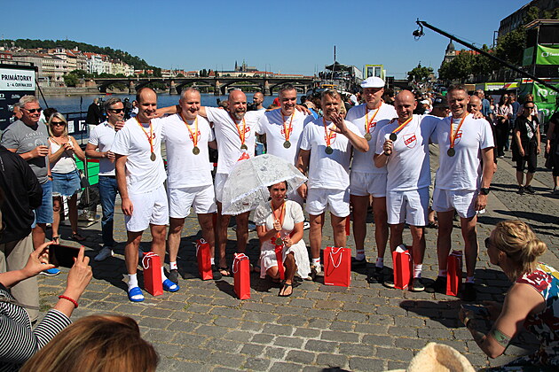 <p>Pražská náplavka u Vltavy o víkendu ožila díky veslařům soutěžícím v rámci již 110. ročníku legendárních Primátorek.</p>