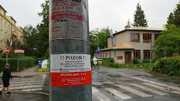 <p>Na mnoha místech v Praze probíhá pravidelná deratizace. Na nástrahy proti potkanům upozorňují tabulky. Snímek je z ulice Brigádníků na Sídlišti Solidarita.</p>