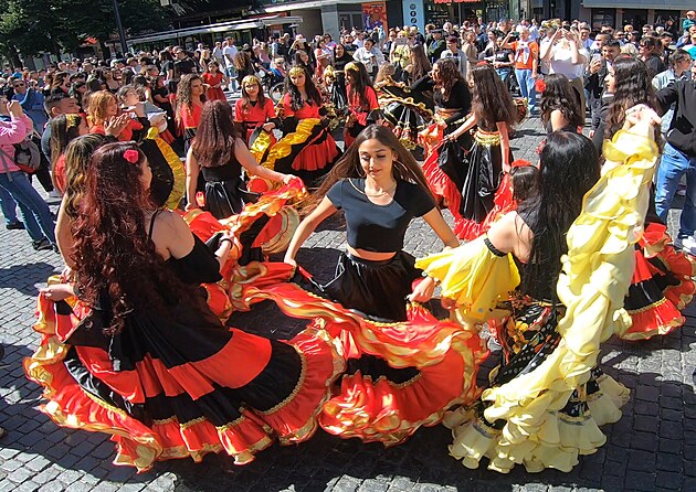 <p>Roztančené sukně na letošním ročníku romského festivalu Khamoro.</p>