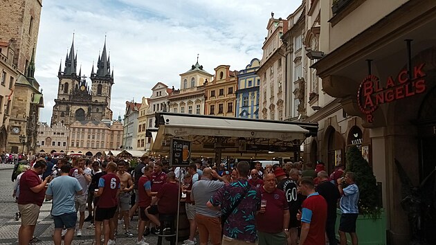 <p>Dav fotbalových fanoušků v Praze 1 na Starém Městě na Staroměstském náměstí.</p>