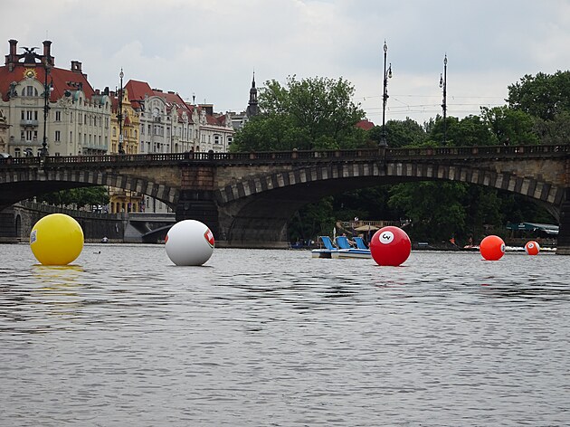 <p>Vizuálně zaměřená  prostorová instalace River Pool, river-pool.com/ .
Vltava u Střeleckého ostrova v Praze</p>