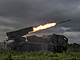 Ukrajinští příslušníci 55. samostatné dělostřelecké brigády pálí z raketometu...