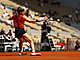Úder Karolíny Muchové ve čtvrtfinále Roland Garros.