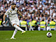 Karim Benzema z Realu Madrid proměňuje pokutový kop v zápase proti Bilbau