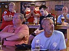 Fanouci u piveka sledují finále FA Cupu mezi Manchesterm City a Manchesterem...