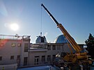 Instalace nejvtího dalekohledu na Morav, který je umístný na Hvzdárn a...