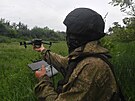 Ruský voják vypoutí dron u msta Svatove v Luhanské oblasti. (27. kvtna 2023)