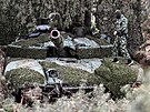 len posádky kontroluje ruský armádní tank T-90 M Proryv  na pozici na...