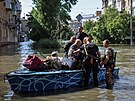 Záchranái evakuují obyvatele ze zaplavené oblasti po protrení pehrady Nová...