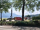 Zdravotníci a záchranái v parku ve francouzském Annecy na míst, kde zranil...