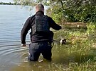 Záchrana psa ze zatopené oblasti po protrení pehrady Nová Kachovka. (6....