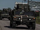 Vozidla Humvee se pohybují po silnici poblí ukrajinsko-ruských hranic v...