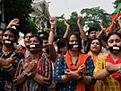 Lidé v indické Kalkat protestují proti násilí na enách. (28. dubna 2023)