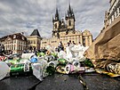 Odpad na Starom�stsk�m n�m�st� vytvo�en� p�ev�n� fanou�ky West Hamu United.