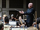 Dirigent Christoph Eschenbach a lenové eské filharmonie pi závreném...