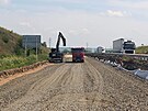 Na stavb� d�lnice D7 u Loun aktu�ln� prob�haj� sana�n� pr�ce. (�erven 2023)