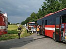 Záchranái zasahují u nehody vlaku a kamionu nedaleko Holeova.