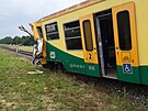 Po nárazu kamionu v Dobroticích u Holeova vyklojeil osobní vlak.