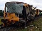 Po nárazu kamionu v Dobroticích u Holeova vykolejil osobní vlak. Nákladní vz...