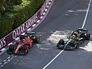 Lewis Hamilton v Mercedesu se snaí zaútoit na Charlese Leclerca z Ferrari.