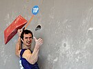 eský lezec Adam Ondra slaví s diváky zdolání jednoho z boulder v semifinále...