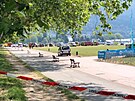 Zdravotníci a záchranái v parku ve francouzském Annecy na míst, kde zranil...