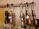 Housle, které housla Tomá Vávra prodává, i opravuje.