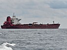 Tanker Nobel ve vodách poblí Ceuty peváí ropu z Ruska, aby se produkt dostal...