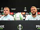 Fotbalisté West Hamu Jarrod Bowen a Tomá Souek na tiskové konferenci ped...