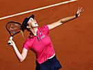 Linda Nosková servíruje ve druhém kole Roland Garros.