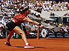 Karolína Muchová se natahuje po balonku bhem semifinále Ronald Garros.