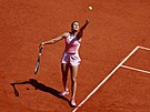 Bloruska Aryna Sabalenková servíruje v semifinále Roland Garros proti Karolín...