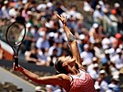 Aryna Sabalenková z Bloruska servíruje v semifinále Roland Garros.