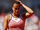 Bloruska Aryna Sabalenková se chytá za hlavu bhem semifinále Roland Garros.