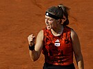Radost Karolíny Muchové bhem semifinále Roland Garros proti Aryn Sabalenkové.
