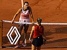 Karolína Muchová (zády) a Bloruska Aryna Sabalenková po semifinálovém utkání.