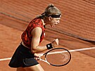 Karolína Muchová se raduje ze získané výmny bhem semifinále Roland Garros.
