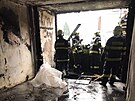 Ohn�m zni�en� byt v p��zem� panelov�ho domu v N�rsku na Klatovsku. Hasi�i...