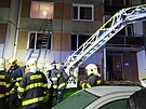Ohn�m zni�en� byt v p��zem� panelov�ho domu v N�rsku na Klatovsku. Hasi�i...