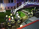 Ohn�m zni�en� byt v p��zem� panelov�ho domu v N�rsku na Klatovsku. Hasi�i...