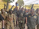 Velitel súdánské armády Abdel-Fattah Burhan navtívil vojáky v Chartúmu. (30....