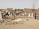 Súdánci kontrolují své palbou zniené obydlí v Chartúmu. (1. ervna 2023)