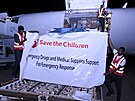 Lidé na letiti v Súdánu vykládají náklad humanitární pomoci z Keni. (30....