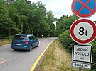 �lut� ��ry u p�sn�k� Hr�dek i Oplatil znemo��uj� odstavit auta na obou stran�ch...