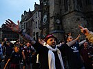 Fanouci West Hamu na bujarých oslavách na Staromstském námstí. (6. ervna...