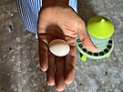 Umělá vejce jsou z plastu, holub na nich sedí zhruba 20 dní. Poté hnízdění vzdá.
