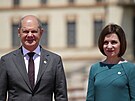 Moldavská prezidentka Maia Sanduová (vpravo) a nmecký kanclée Olaf Scholz...